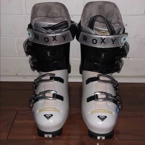 Woman’s Roxy Ski boots